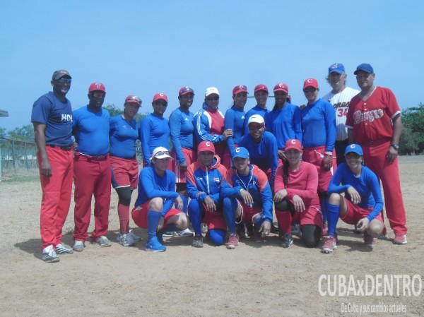 Entrena Equipo Cuba de Softball femenino_Fotos CubaxDentro (11)