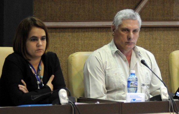 Ailyn Febles y Miguel Díaz-Canel durante el debate de la Comisión 2 (Proyección Estratégica) como parte de la Asamblea Nacional Constitutiva de la Unión de Informáticos de Cuba.